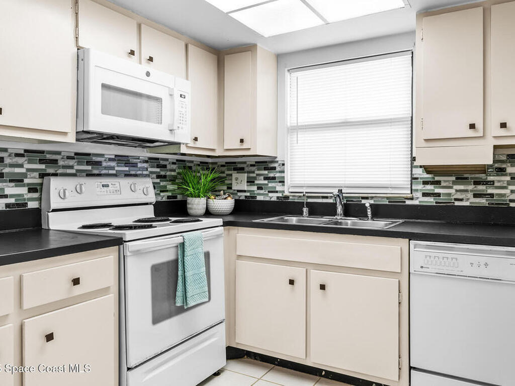 2334 Golf Lake Circle, Melbourne, FL 32935