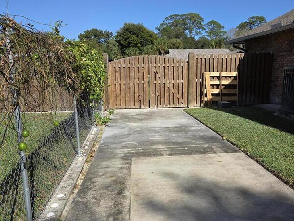 2437 Oakcrest Lane, West Melbourne, FL 32904