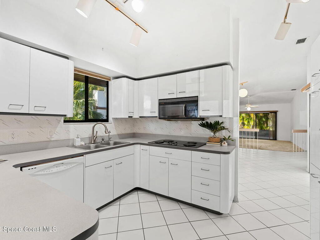 802 Parkside Place, Indian Harbour Beach, FL 32937