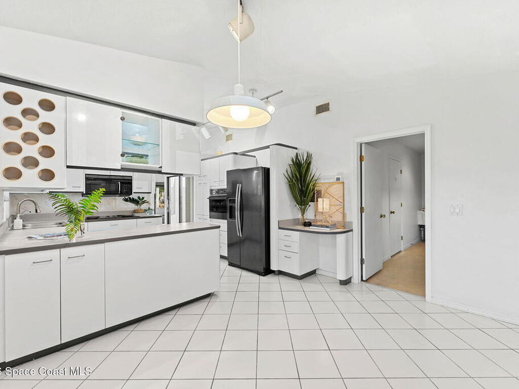 802 Parkside Place, Indian Harbour Beach, FL 32937