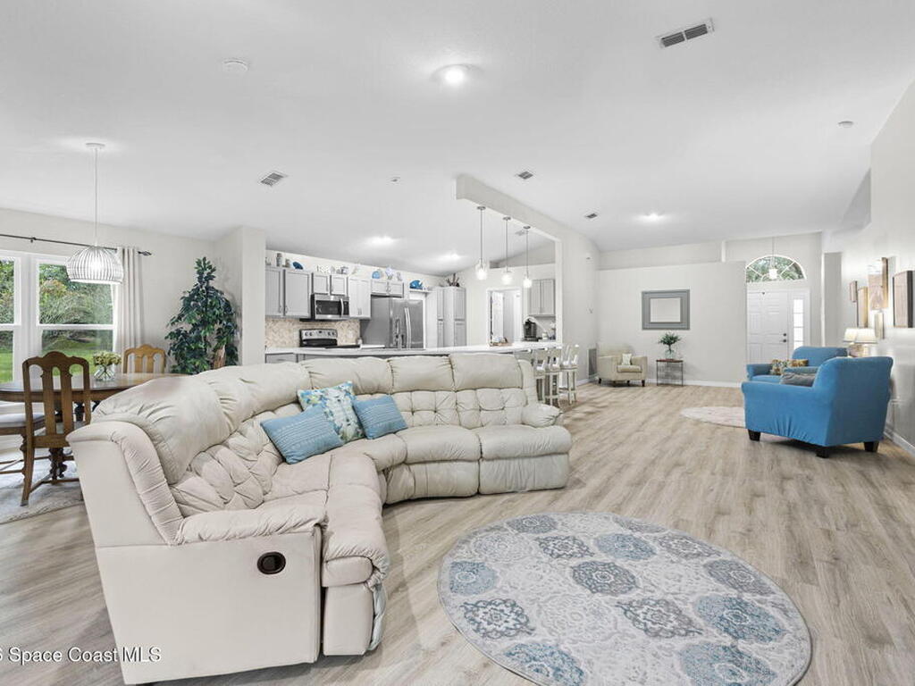 2551 12th Square, Vero Beach, FL 32968