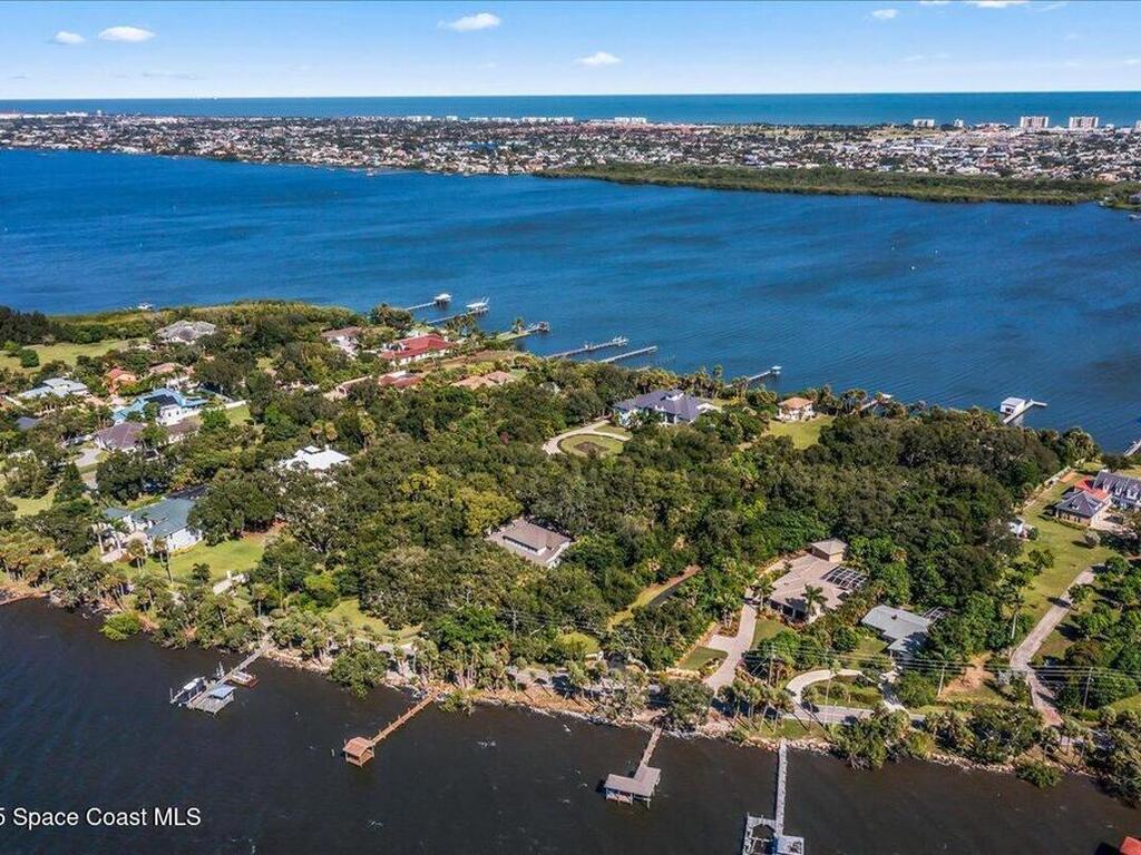 10060* S Tropical, Merritt Island, FL 32952