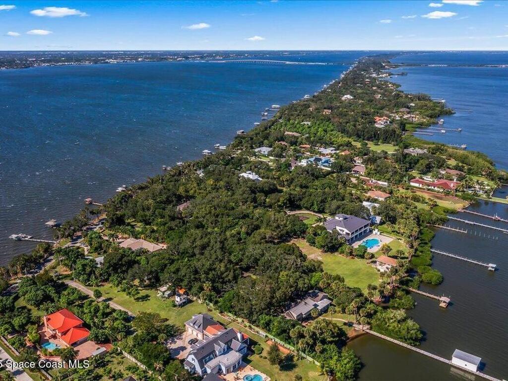 10060* S Tropical, Merritt Island, FL 32952