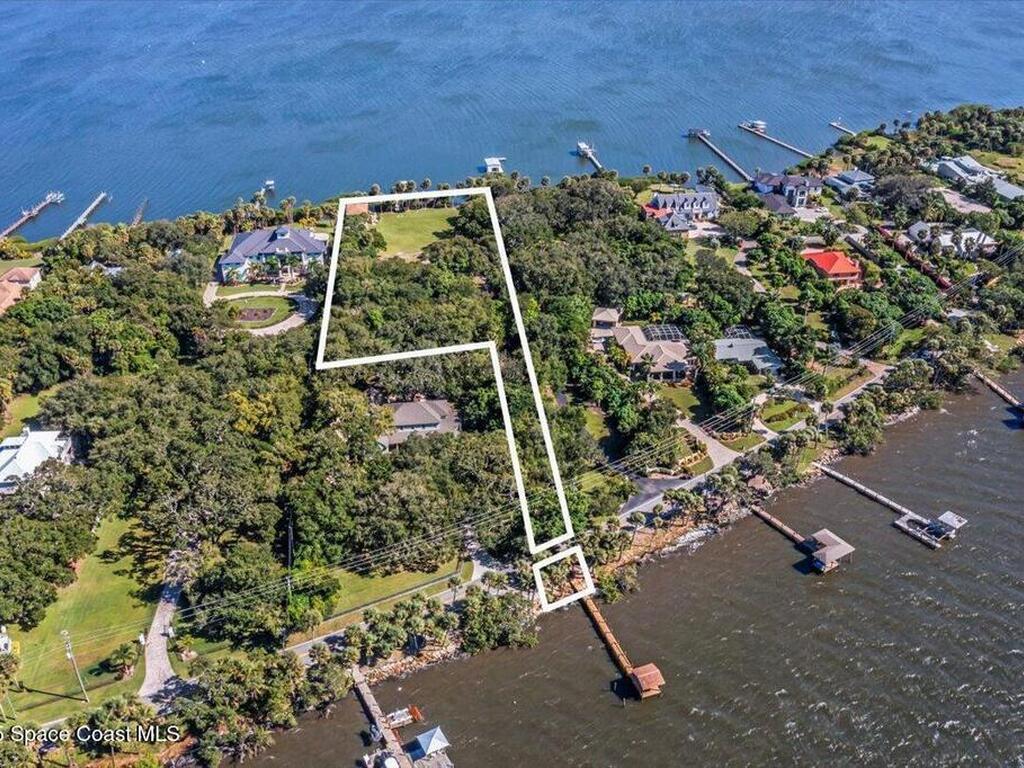 10060* S Tropical, Merritt Island, FL 32952