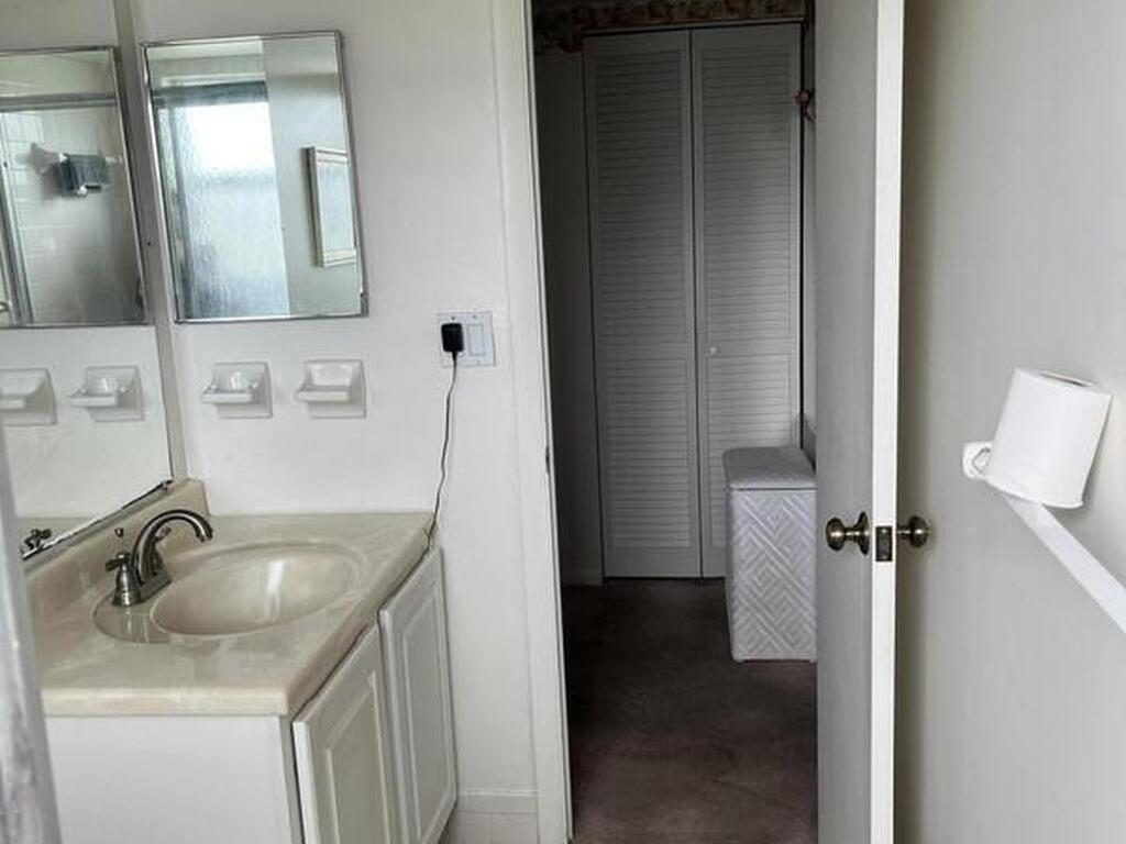 725 Port Malabar Boulevard, Palm Bay, FL 32905