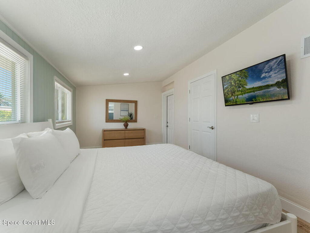 637 S Orlando Avenue, Cocoa Beach, FL 32931