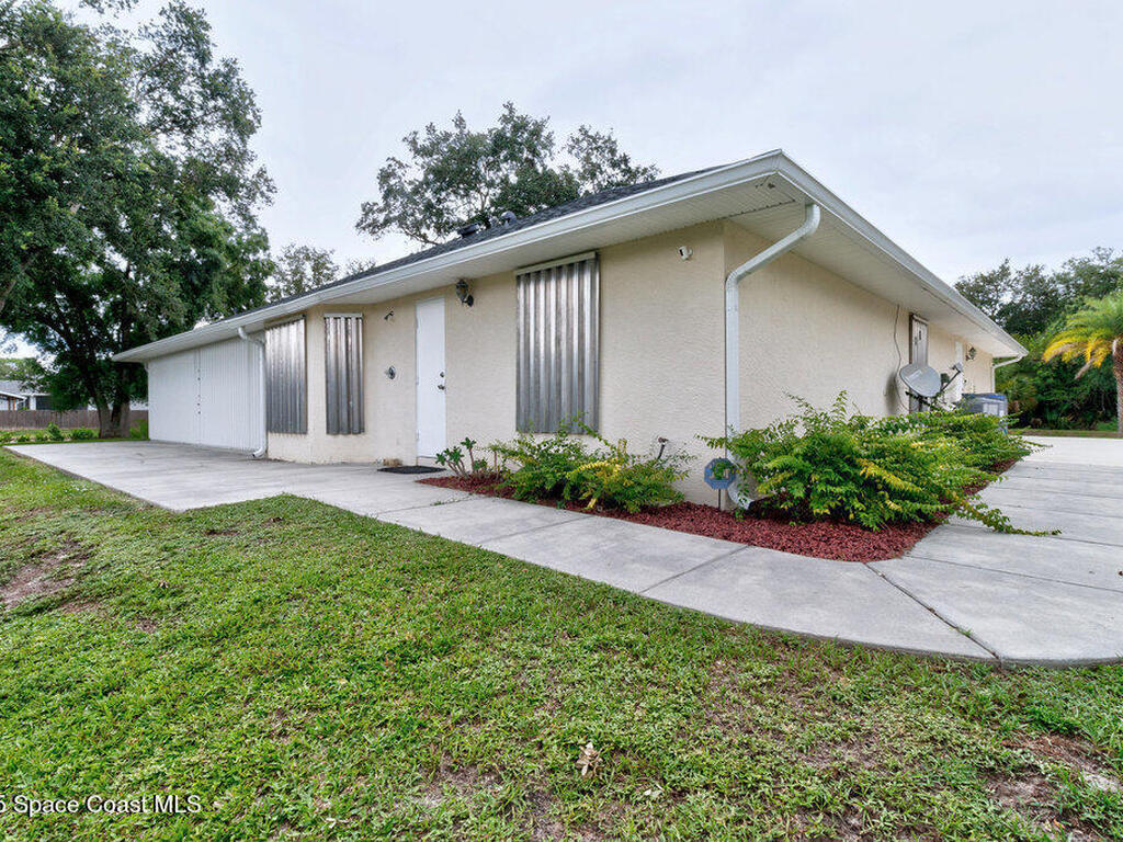 9275 100th Avenue, Vero Beach, FL 32967