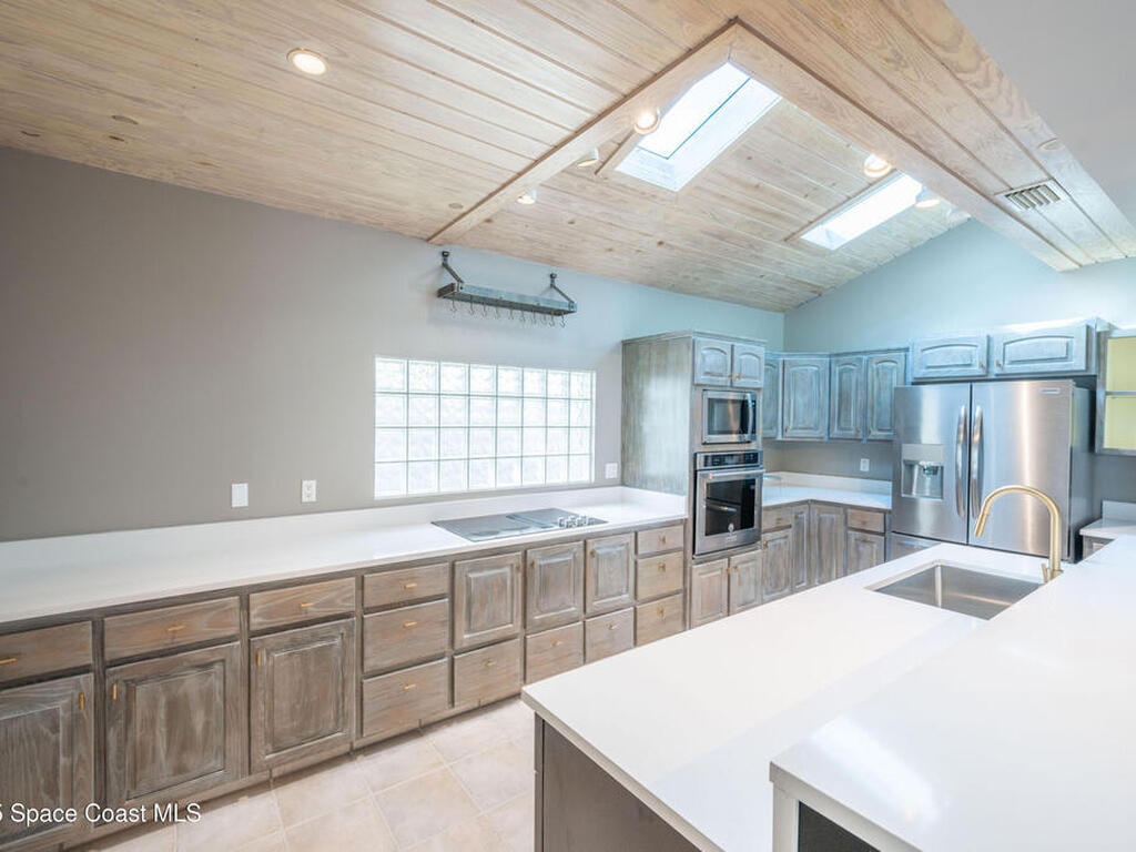 6 Country Club Road, Cocoa Beach, FL 32931