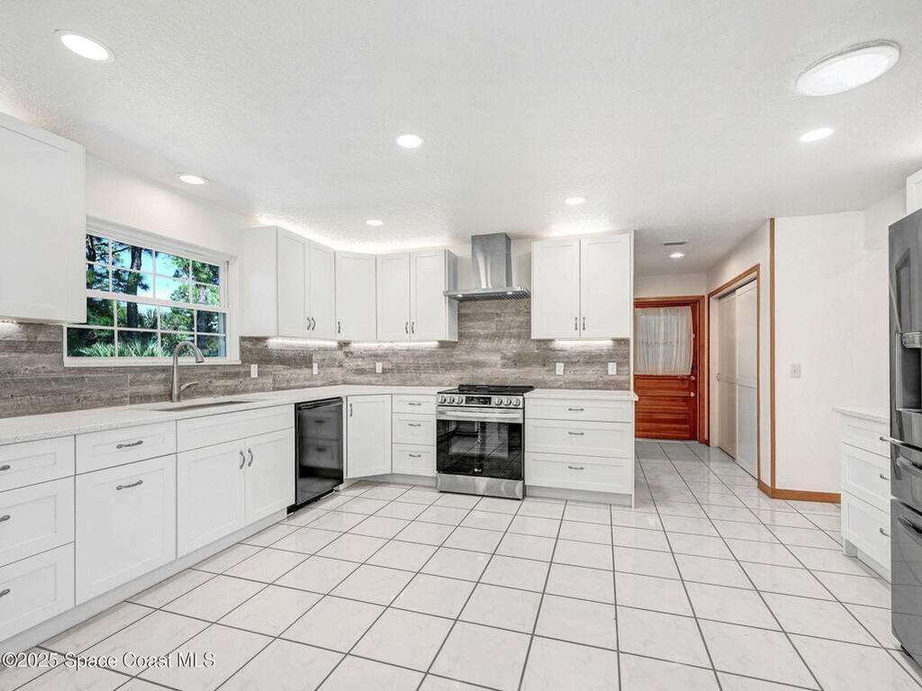 6570 Whispering Pines Lane, Grant, FL 32949