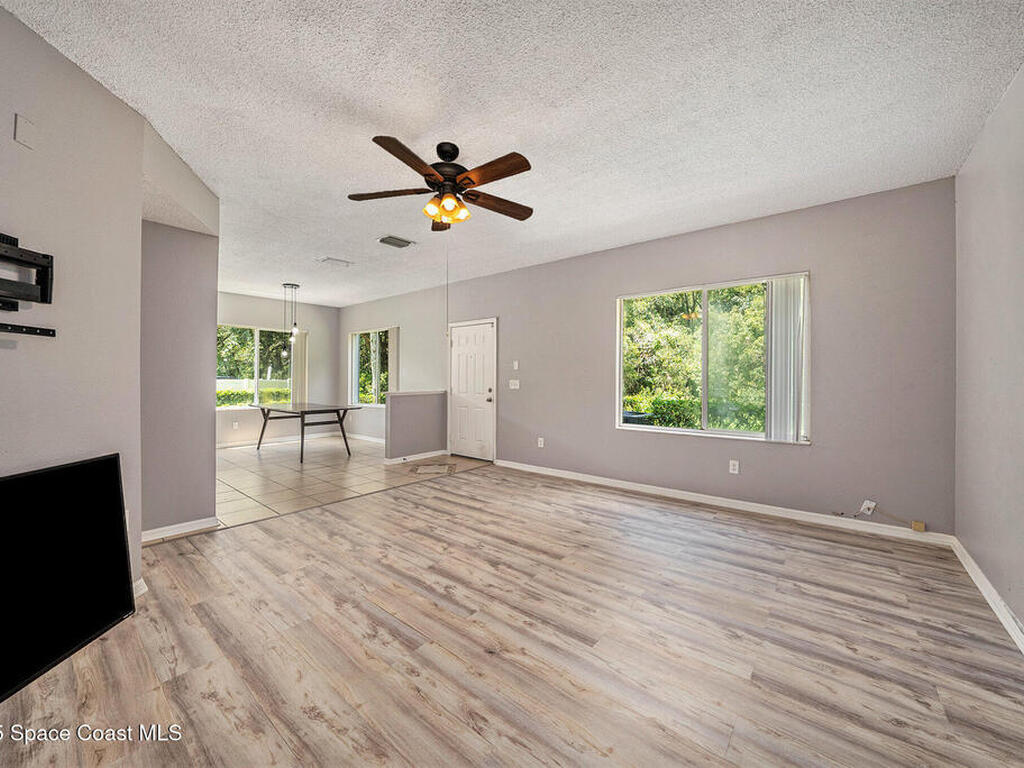 18199 Paradise Point Drive, Tampa, FL 33647