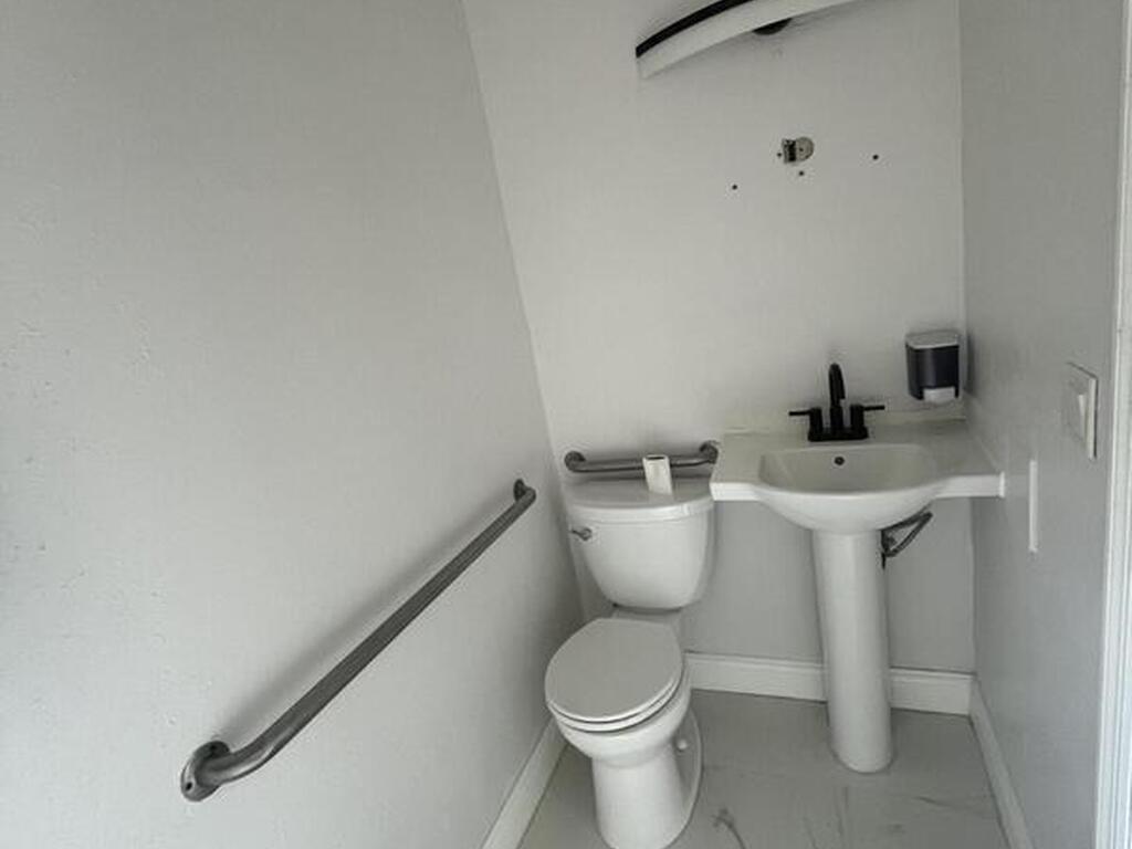 128 E Merritt Island Causeway, Merritt Island, FL 32952