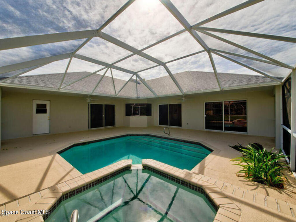 530 Sunset Lakes Drive, Merritt Island, FL 32953