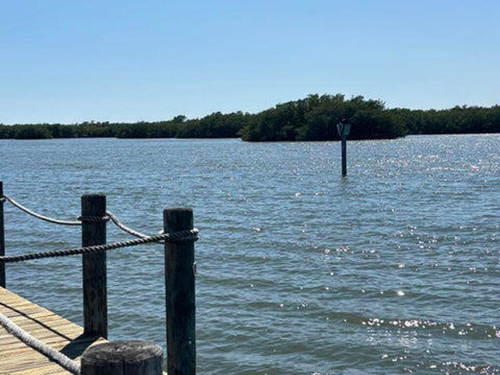 660 S Brevard Avenue, Cocoa Beach, FL 32931