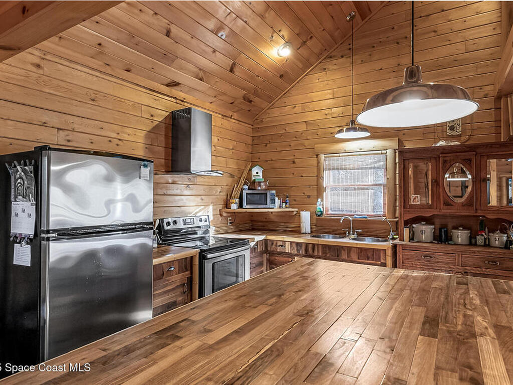 1055 Valkaria Road, Grant-Valkaria, FL 32950